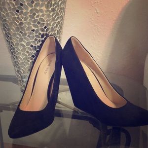 Nine west black wedges!